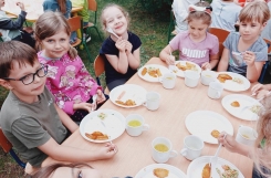 2024-06-04 - Pszczółki - Dzień Dziecka - obiad w przedszkolnym ogrodzie